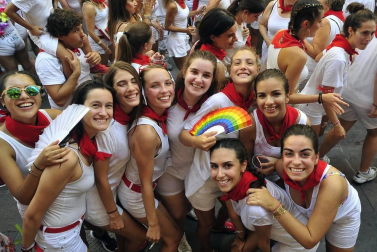Todas las fotos del cohete de fiestas de Peralta 2019, en el que decenas de vecinos se dieron cita en la plaza de la localidad navarra para dar la bienvenida a nueve días de fiesta en honor a la Virgen de Nieva.