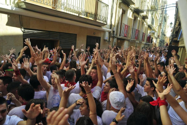 Todas las fotos del cohete de fiestas de Peralta 2019, en el que decenas de vecinos se dieron cita en la plaza de la localidad navarra para dar la bienvenida a nueve días de fiesta en honor a la Virgen de Nieva.