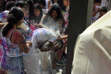 Todas las fotos del cohete de fiestas de Peralta 2019, en el que decenas de vecinos se dieron cita en la plaza de la localidad navarra para dar la bienvenida a nueve días de fiesta en honor a la Virgen de Nieva.