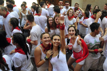 Todas las fotos del cohete de fiestas de Peralta 2019, en el que decenas de vecinos se dieron cita en la plaza de la localidad navarra para dar la bienvenida a nueve días de fiesta en honor a la Virgen de Nieva.