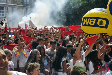 Todas las fotos del cohete de fiestas de Peralta 2019, en el que decenas de vecinos se dieron cita en la plaza de la localidad navarra para dar la bienvenida a nueve días de fiesta en honor a la Virgen de Nieva.