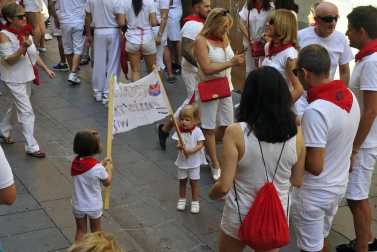 Todas las fotos del cohete de fiestas de Peralta 2019, en el que decenas de vecinos se dieron cita en la plaza de la localidad navarra para dar la bienvenida a nueve días de fiesta en honor a la Virgen de Nieva.