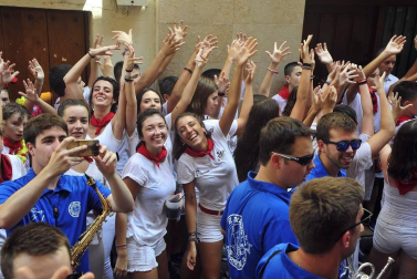 Todas las fotos del cohete de fiestas de Peralta 2019, en el que decenas de vecinos se dieron cita en la plaza de la localidad navarra para dar la bienvenida a nueve días de fiesta en honor a la Virgen de Nieva.