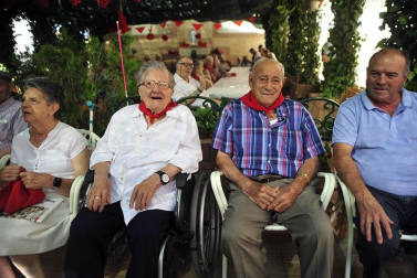 Todas las fotos del cohete de fiestas de Peralta 2019, en el que decenas de vecinos se dieron cita en la plaza de la localidad navarra para dar la bienvenida a nueve días de fiesta en honor a la Virgen de Nieva.
