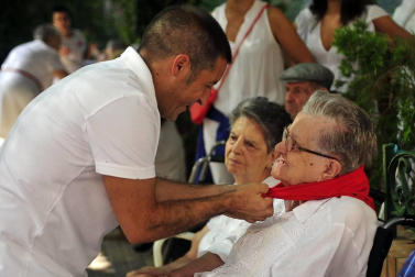 Todas las fotos del cohete de fiestas de Peralta 2019, en el que decenas de vecinos se dieron cita en la plaza de la localidad navarra para dar la bienvenida a nueve días de fiesta en honor a la Virgen de Nieva.