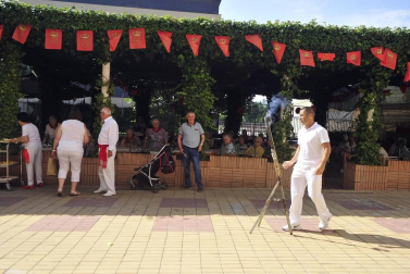 Todas las fotos del cohete de fiestas de Peralta 2019, en el que decenas de vecinos se dieron cita en la plaza de la localidad navarra para dar la bienvenida a nueve días de fiesta en honor a la Virgen de Nieva.