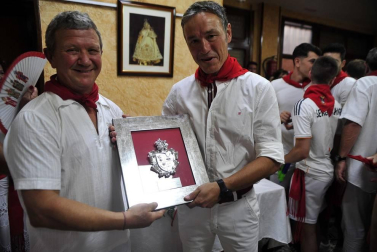 Todas las fotos del cohete de fiestas de Peralta 2019, en el que decenas de vecinos se dieron cita en la plaza de la localidad navarra para dar la bienvenida a nueve días de fiesta en honor a la Virgen de Nieva.