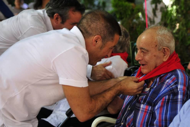 Todas las fotos del cohete de fiestas de Peralta 2019, en el que decenas de vecinos se dieron cita en la plaza de la localidad navarra para dar la bienvenida a nueve días de fiesta en honor a la Virgen de Nieva.