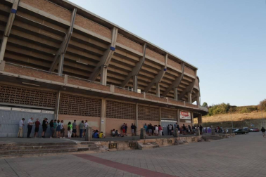 Varios grupos de personas y cuadrillas han trasnochado para poder ver a su equipo este sábado en El Sadar.
