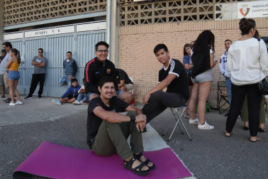 Varios grupos de personas y cuadrillas han trasnochado para poder ver a su equipo este sábado en El Sadar.