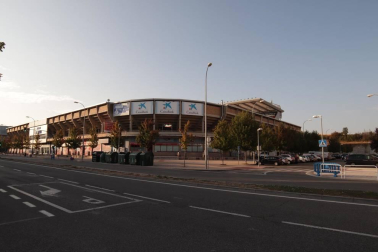 Varios grupos de personas y cuadrillas han trasnochado para poder ver a su equipo este sábado en El Sadar.