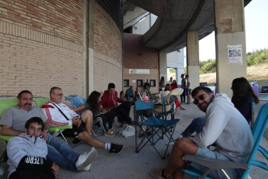 Varios grupos de personas y cuadrillas han trasnochado para poder ver a su equipo este sábado en El Sadar.