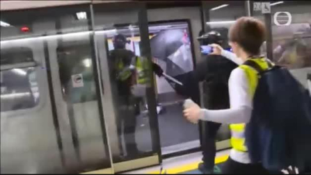 Cinco heridos graves tras la violenta carga policial contra los manifestantes en el metro de Hong Kong