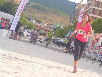 Jokin Muñoz y Ainara Alcuaz se han proclamado este domingo campeones de la IV Carrera popular de Artica, en la que han participado 150 inscritos adultos y 200 menores.
