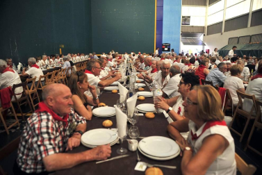 Fotos del primer encierro del puente de fiestas de Peralta, de la charanga 'Las Tetas' y del homenaje a los mayores