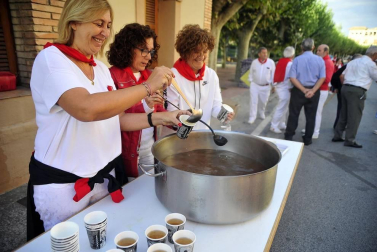 Fotos del primer encierro del puente de fiestas de Peralta, de la charanga 'Las Tetas' y del homenaje a los mayores