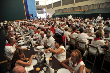 Fotos del primer encierro del puente de fiestas de Peralta, de la charanga 'Las Tetas' y del homenaje a los mayores
