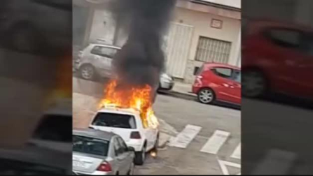 Quema el coche de su pareja y muere atropellado en la autopista