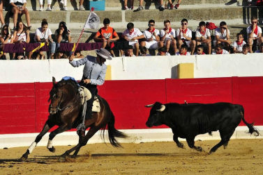 Todas las fotos del encierro del día 3 de septiembre de fiestas de Peralta, del sorteo de toros y de la corrida de rejones