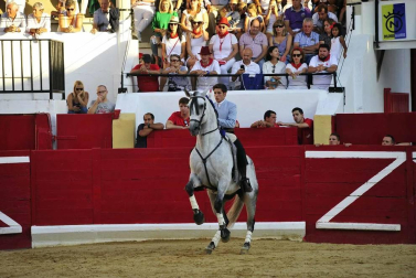 Todas las fotos del encierro del día 3 de septiembre de fiestas de Peralta, del sorteo de toros y de la corrida de rejones