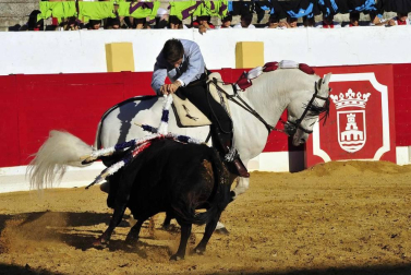 Todas las fotos del encierro del día 3 de septiembre de fiestas de Peralta, del sorteo de toros y de la corrida de rejones