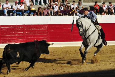 Todas las fotos del encierro del día 3 de septiembre de fiestas de Peralta, del sorteo de toros y de la corrida de rejones