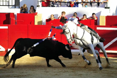 Todas las fotos del encierro del día 3 de septiembre de fiestas de Peralta, del sorteo de toros y de la corrida de rejones