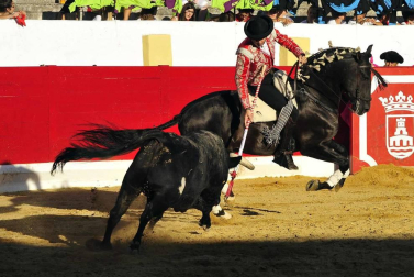 Todas las fotos del encierro del día 3 de septiembre de fiestas de Peralta, del sorteo de toros y de la corrida de rejones