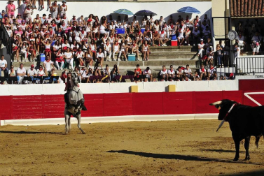 Todas las fotos del encierro del día 3 de septiembre de fiestas de Peralta, del sorteo de toros y de la corrida de rejones