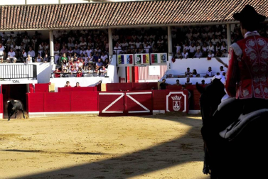 Todas las fotos del encierro del día 3 de septiembre de fiestas de Peralta, del sorteo de toros y de la corrida de rejones