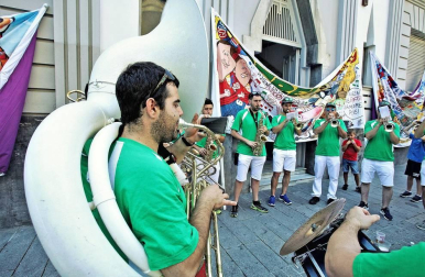 Las altas temperaturas de este sábado no han impedido que las peñas de Pamplona tomen las calles de la ciudad para celebrar su día.