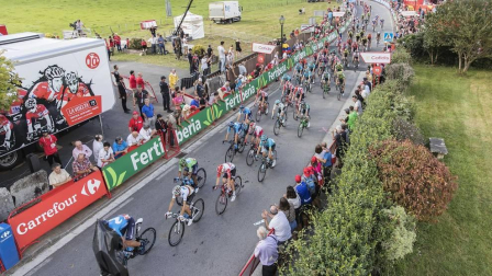 Imágenes de la llegada de la Vuelta Ciclista a España a Navarra, con el final de etapa en Urdax-Dantxarinea.