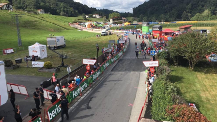 Imágenes de la llegada de la Vuelta Ciclista a España a Navarra, con el final de etapa en Urdax-Dantxarinea.