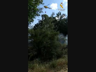 Trabajos de extinción de un incendio entre Lodosa y Sartaguda