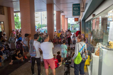La asociación de comercio La Campana–Kanpaia Elkartea de Burlada ha organizado la sexta edición de 'La Noche del Vino y las Velas'. La cita fue el viernes 7 de septiembre y contó con la participación de 16 establecimientos. Descuentos especiales acompañaron la jornada y diferentes eventos dieron vida a los espacios comerciales, entre los que se incluyeron conciertos, talleres, charlas, degustaciones, concursos o una chocolatada.