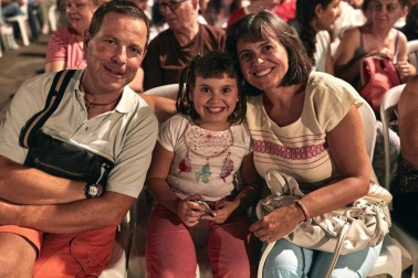 La premiada historia de 'Campeones' reunió a un numeroso público el viernes 30 de agosto en la plaza de San Francisco. Con esta película se dio el cierre al ciclo 'Noches de cine' programado por el Ayuntamiento de Pamplona, que ha proyectado diferentes filmes en diez enclaves repartidos por los barrios de Pamplona.
