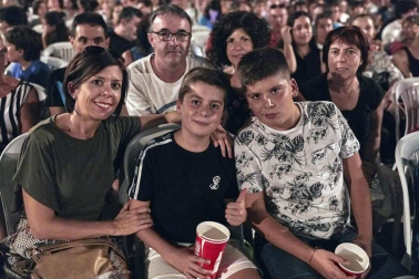 La premiada historia de 'Campeones' reunió a un numeroso público el viernes 30 de agosto en la plaza de San Francisco. Con esta película se dio el cierre al ciclo 'Noches de cine' programado por el Ayuntamiento de Pamplona, que ha proyectado diferentes filmes en diez enclaves repartidos por los barrios de Pamplona.