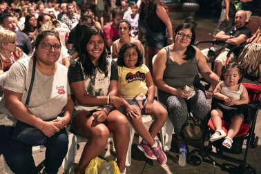 La premiada historia de 'Campeones' reunió a un numeroso público el viernes 30 de agosto en la plaza de San Francisco. Con esta película se dio el cierre al ciclo 'Noches de cine' programado por el Ayuntamiento de Pamplona, que ha proyectado diferentes filmes en diez enclaves repartidos por los barrios de Pamplona.