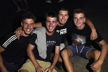 La premiada historia de 'Campeones' reunió a un numeroso público el viernes 30 de agosto en la plaza de San Francisco. Con esta película se dio el cierre al ciclo 'Noches de cine' programado por el Ayuntamiento de Pamplona, que ha proyectado diferentes filmes en diez enclaves repartidos por los barrios de Pamplona.