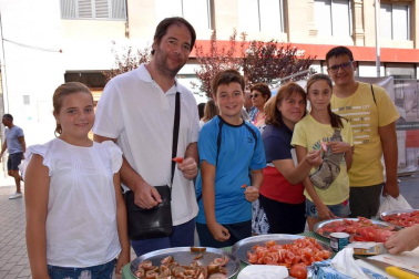 El sábado 31 de agosto se celebró el XII Concurso de tomate 'El feo de Tudela', un evento gastronómico que busca realzar las virtudes de este fruto de la huerta ribera de inconfundible y extraordinario sabor.