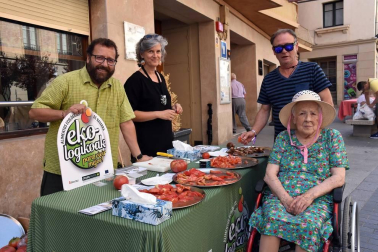El sábado 31 de agosto se celebró el XII Concurso de tomate 'El feo de Tudela', un evento gastronómico que busca realzar las virtudes de este fruto de la huerta ribera de inconfundible y extraordinario sabor.