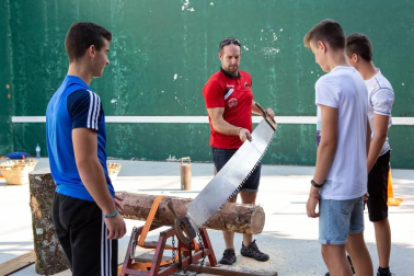 El viernes 30 de agosto, primer día de fiestas de Sorauren, las cuadrillas disfrutaron de una divertida competición de herri kirolak que se desarrolló en el frontón de la localidad. Los festejos se prolongaron hasta el lunes 2 de septiembre.