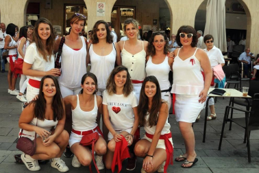 El sábado 31 de agosto los vecinos de Peralta festejaron por todo lo alto el inicio de sus fiestas de verano. Las cuadrillas asistieron al tradicional chupinazo llenando de color y alegría las calles. Mañana domingo se dará cierre a las celebraciones cuando se entone el Pobre de mí. Todavía se prolongará un día más el ambiente festivo con la puesta en marcha, el lunes, del Día de Ranchos.