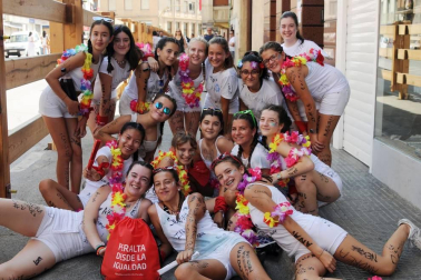 El sábado 31 de agosto los vecinos de Peralta festejaron por todo lo alto el inicio de sus fiestas de verano. Las cuadrillas asistieron al tradicional chupinazo llenando de color y alegría las calles. Mañana domingo se dará cierre a las celebraciones cuando se entone el Pobre de mí. Todavía se prolongará un día más el ambiente festivo con la puesta en marcha, el lunes, del Día de Ranchos.