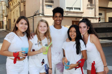 El sábado 31 de agosto los vecinos de Peralta festejaron por todo lo alto el inicio de sus fiestas de verano. Las cuadrillas asistieron al tradicional chupinazo llenando de color y alegría las calles. Mañana domingo se dará cierre a las celebraciones cuando se entone el Pobre de mí. Todavía se prolongará un día más el ambiente festivo con la puesta en marcha, el lunes, del Día de Ranchos.