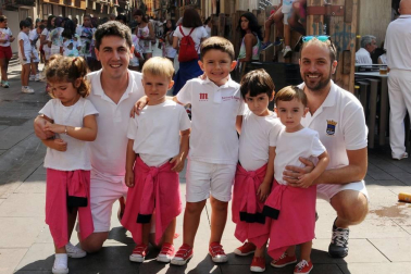 El sábado 31 de agosto los vecinos de Peralta festejaron por todo lo alto el inicio de sus fiestas de verano. Las cuadrillas asistieron al tradicional chupinazo llenando de color y alegría las calles. Mañana domingo se dará cierre a las celebraciones cuando se entone el Pobre de mí. Todavía se prolongará un día más el ambiente festivo con la puesta en marcha, el lunes, del Día de Ranchos.