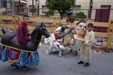 Todas las fotos del encierro y de la comparsa de gigantes y cabezudos de fiestas de Peralta 2019