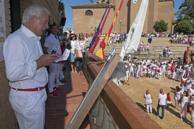 Eduardo Sanz, teniente de alcalde y concejal de Cárcar, fue el encargado de iniciar las fiestas en honor a la Santa Cruz
