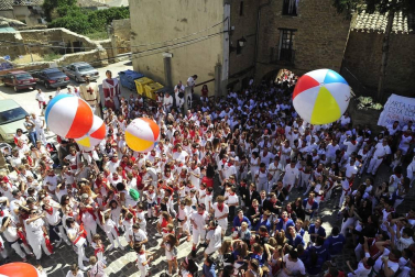 Los artajoneses se congregaron debajo del balcón del ayuntamiento para recibir las fiestas patronales, en honor a la Virgen de Jerusalén.