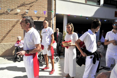 Los artajoneses se congregaron debajo del balcón del ayuntamiento para recibir las fiestas patronales, en honor a la Virgen de Jerusalén.
